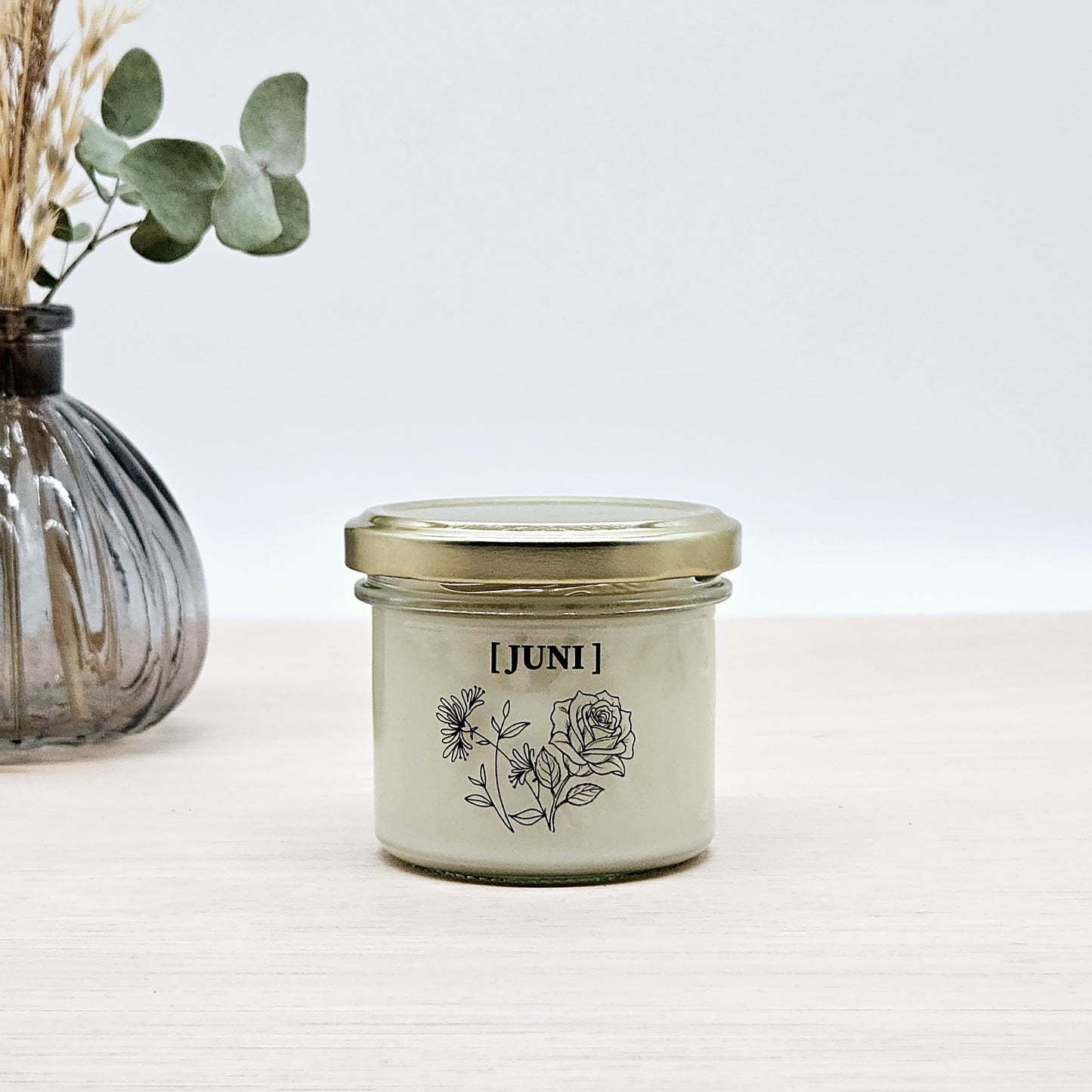 Candlelight-on - geurkaars met geboortebloem en geboortedatum - juni - o.b.v. sojawas en etherische oliën